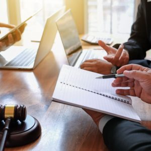 Joint consultation of lawyers and services to clients at the lawyer office